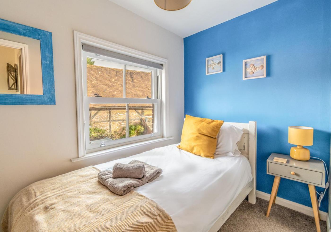 Stylish 2 Bedrooms Cosy & Bright Cottage, Pet Friendly, Sleeps 5, Titchfield Village - Summer Special Offer!! - By Blue Puffin Stays المظهر الخارجي الصورة
