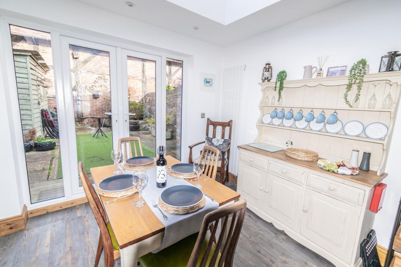 Stylish 2 Bedrooms Cosy & Bright Cottage, Pet Friendly, Sleeps 5, Titchfield Village - Summer Special Offer!! - By Blue Puffin Stays المظهر الخارجي الصورة