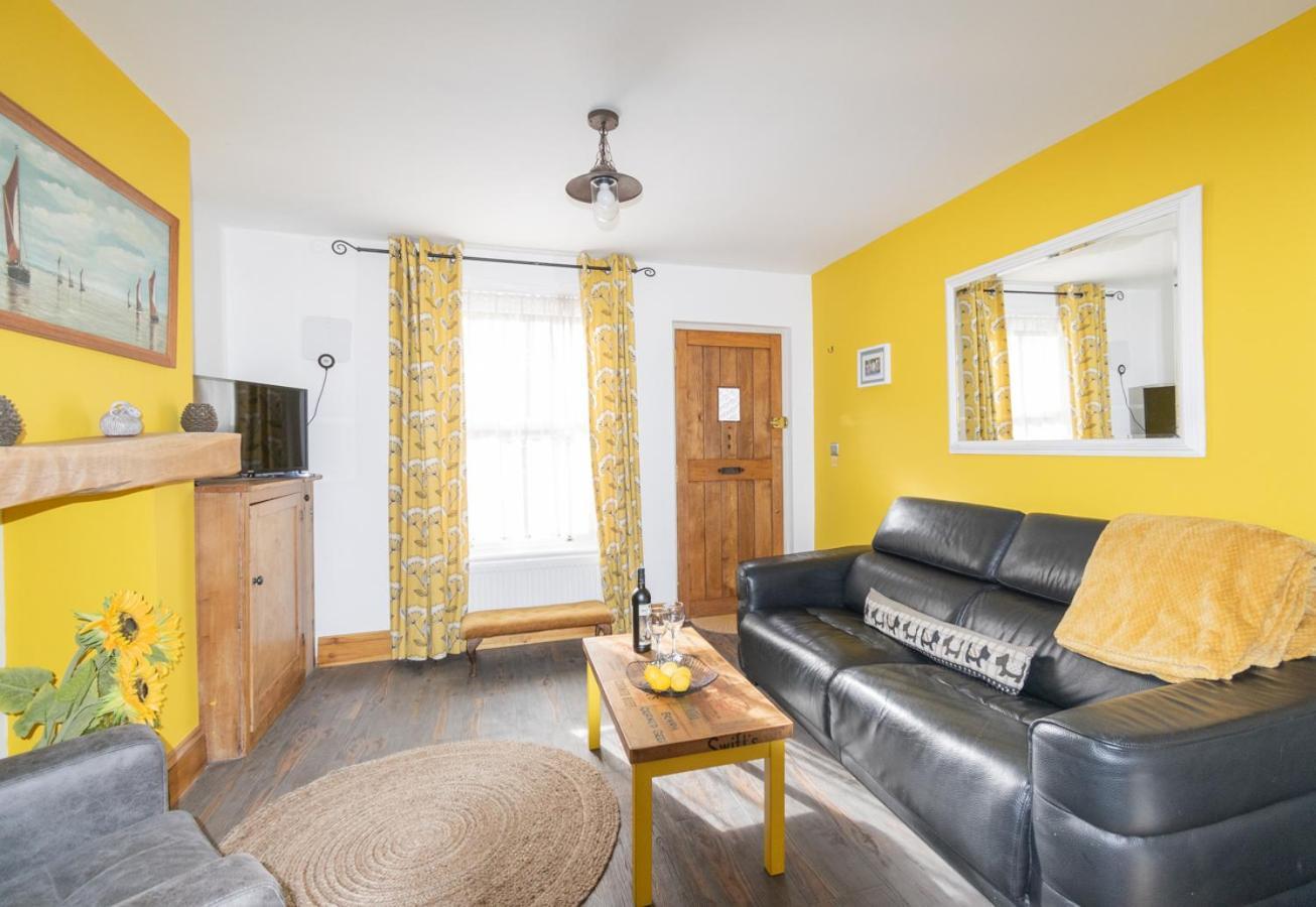 Stylish 2 Bedrooms Cosy & Bright Cottage, Pet Friendly, Sleeps 5, Titchfield Village - Summer Special Offer!! - By Blue Puffin Stays المظهر الخارجي الصورة
