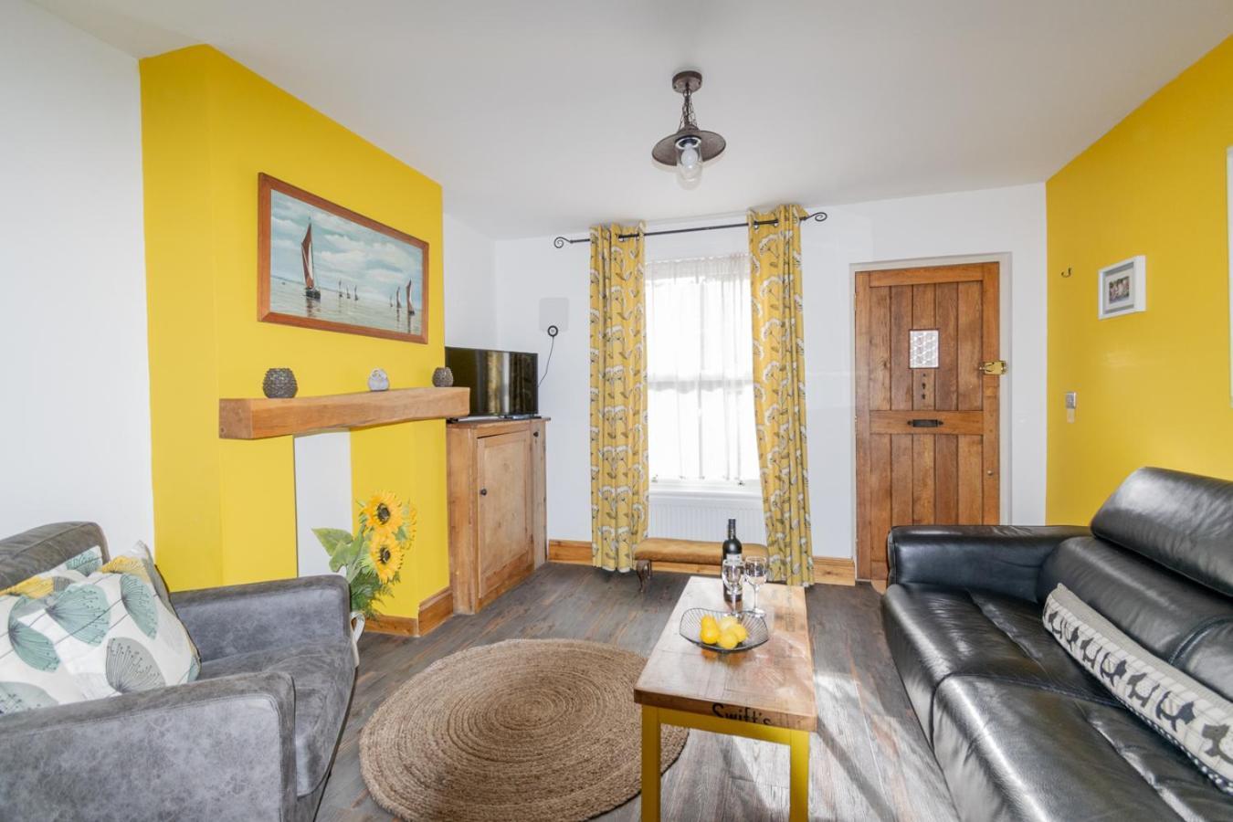 Stylish 2 Bedrooms Cosy & Bright Cottage, Pet Friendly, Sleeps 5, Titchfield Village - Summer Special Offer!! - By Blue Puffin Stays المظهر الخارجي الصورة