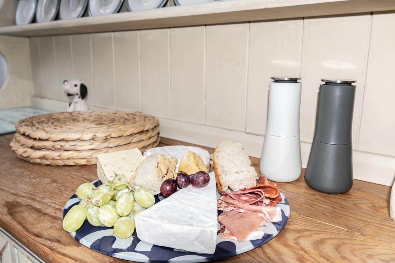 Stylish 2 Bedrooms Cosy & Bright Cottage, Pet Friendly, Sleeps 5, Titchfield Village - Summer Special Offer!! - By Blue Puffin Stays المظهر الخارجي الصورة
