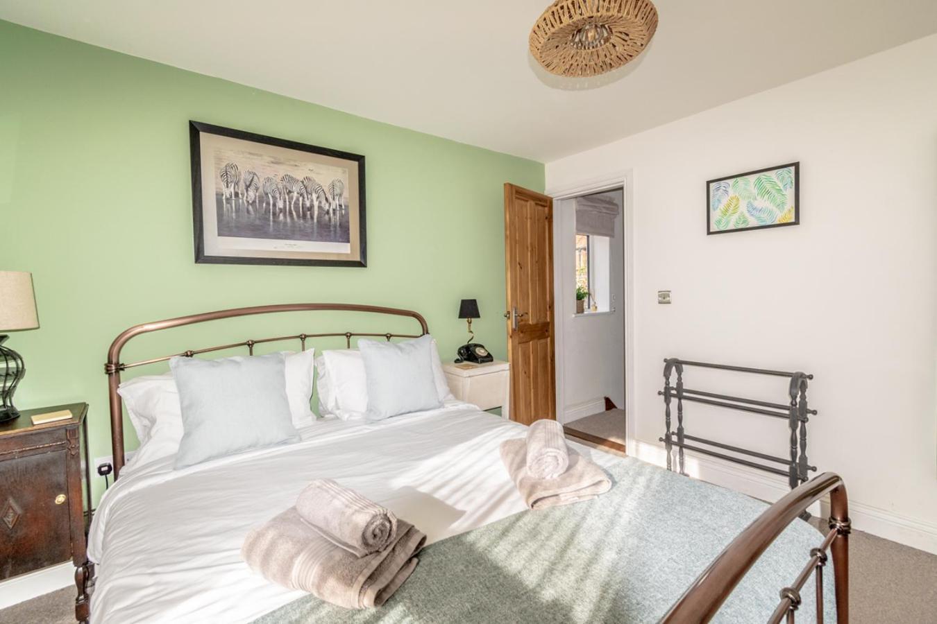 Stylish 2 Bedrooms Cosy & Bright Cottage, Pet Friendly, Sleeps 5, Titchfield Village - Summer Special Offer!! - By Blue Puffin Stays المظهر الخارجي الصورة