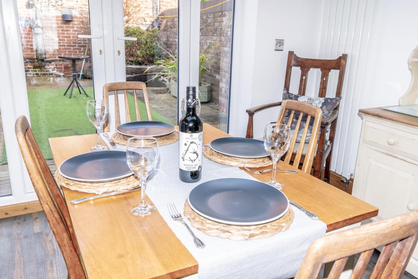Stylish 2 Bedrooms Cosy & Bright Cottage, Pet Friendly, Sleeps 5, Titchfield Village - Summer Special Offer!! - By Blue Puffin Stays المظهر الخارجي الصورة